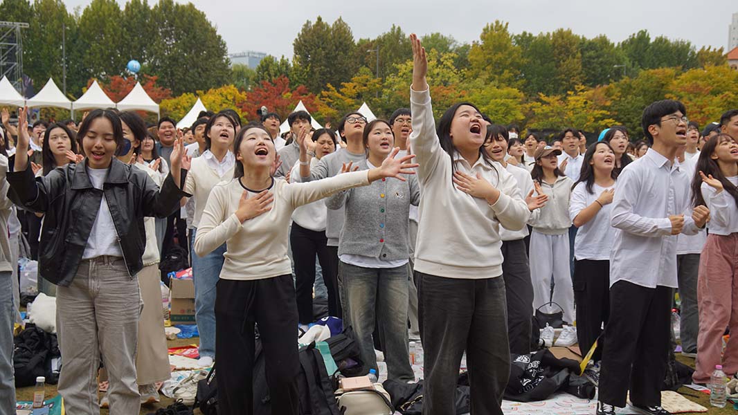 ▲청년들이 찬양하고 있다. ⓒ조직위