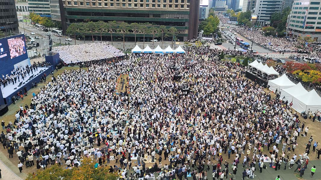 ▲서울시청 앞과 주변 도로를 가득 메운 성도들 모습. ⓒ조직위