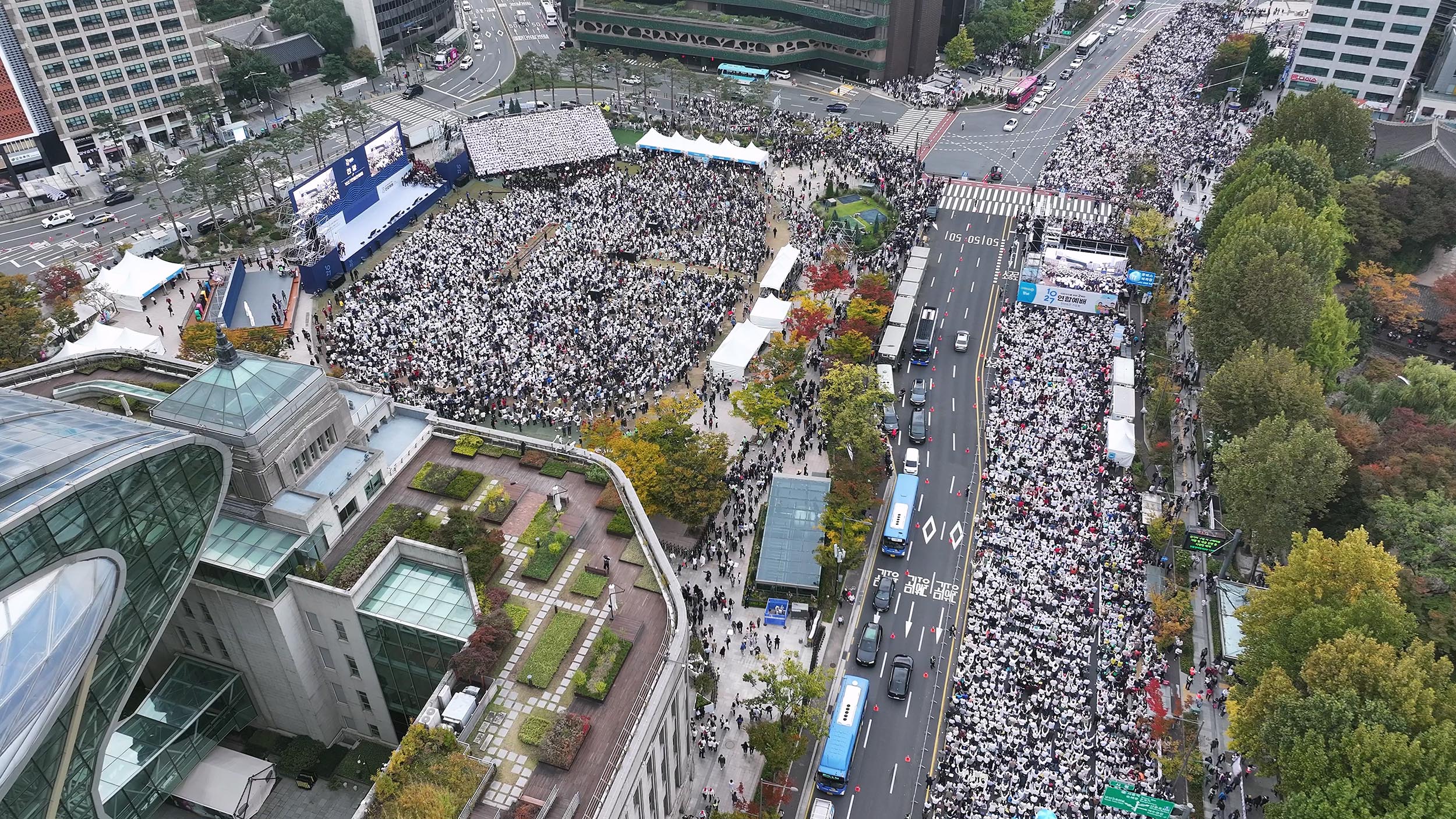 ▲10.27 연합예배 서울시청 앞 광장 및 인근 지역 드론 사진. ⓒ주최측