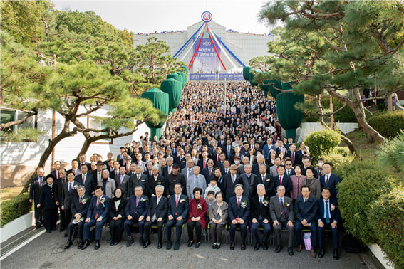 ▲기념 감사예배 참석자들이 기념촬영하고 있다.