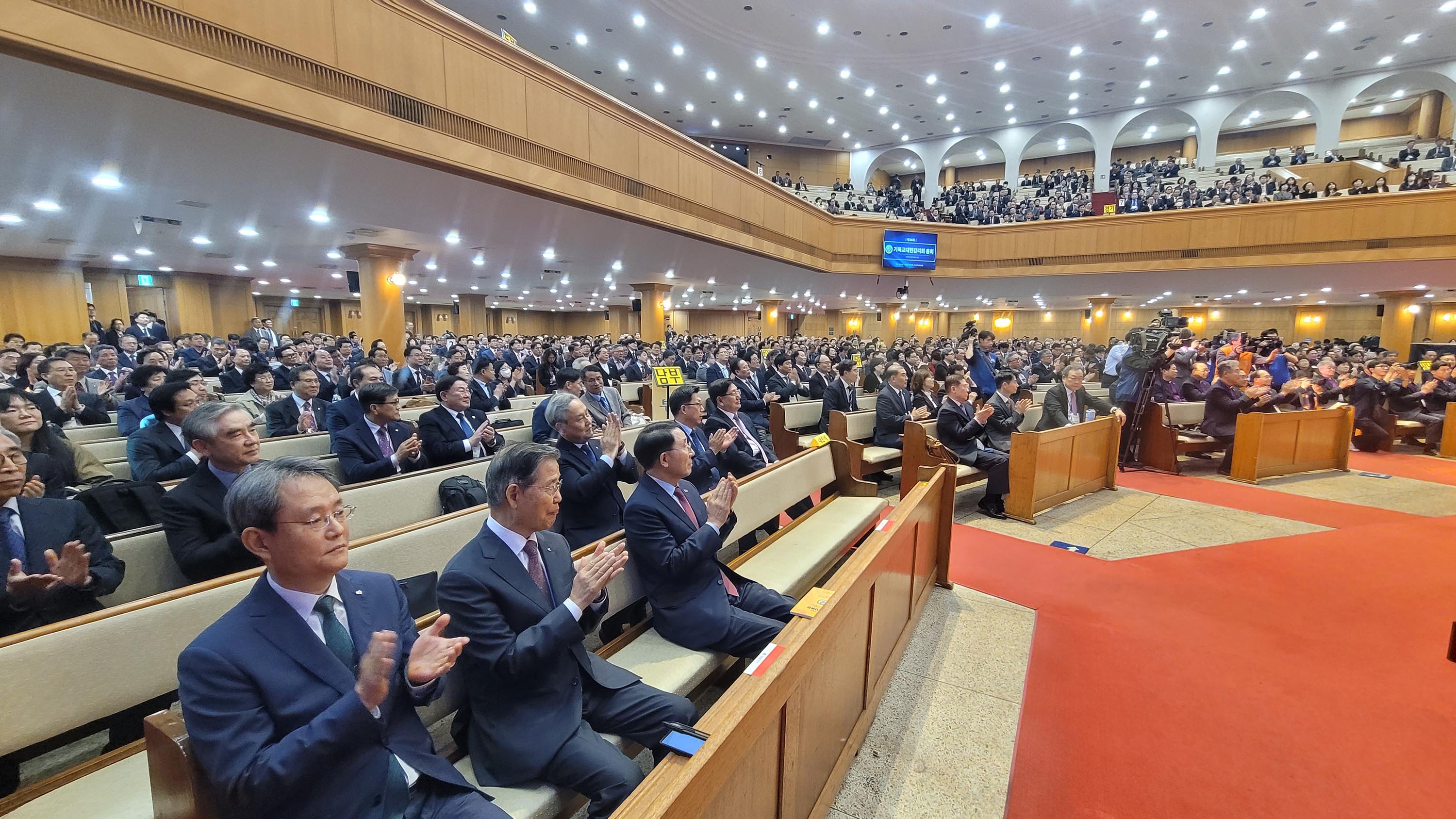 ▲기독교대한감리회가 제36회 행정총회 둘째 날 퀴어신학을 이단으로 결의했다. 총대들은 이대위 보고에 압도적인 지지와 박수로 찬성 입장을 나타냈다. 사진은 첫날 회무 모습. ⓒ송경호 기자