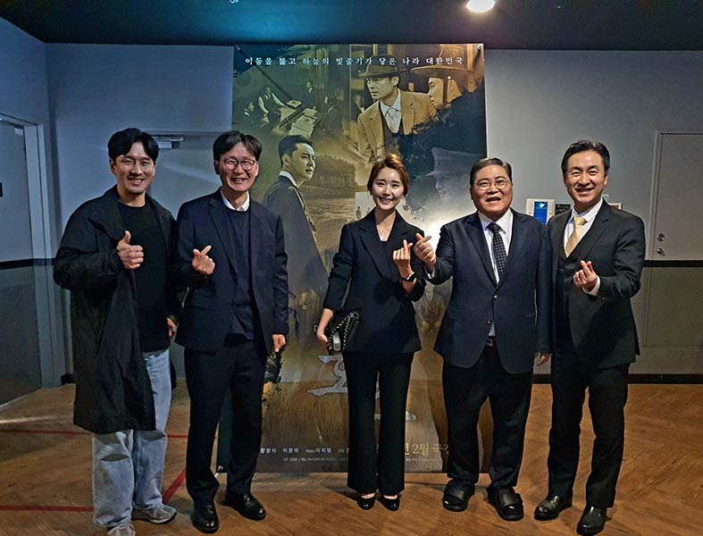 ▲영화 &lt;호조&gt; 권혁만 감독 등과 함께한 소강석 목사.