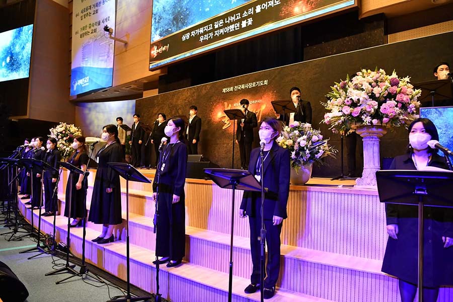 ▲새에덴교회에서 열린 목사장로기도회 중 &lsquo;불의 연대기&rsquo; 공연이 진행되고 있다.
