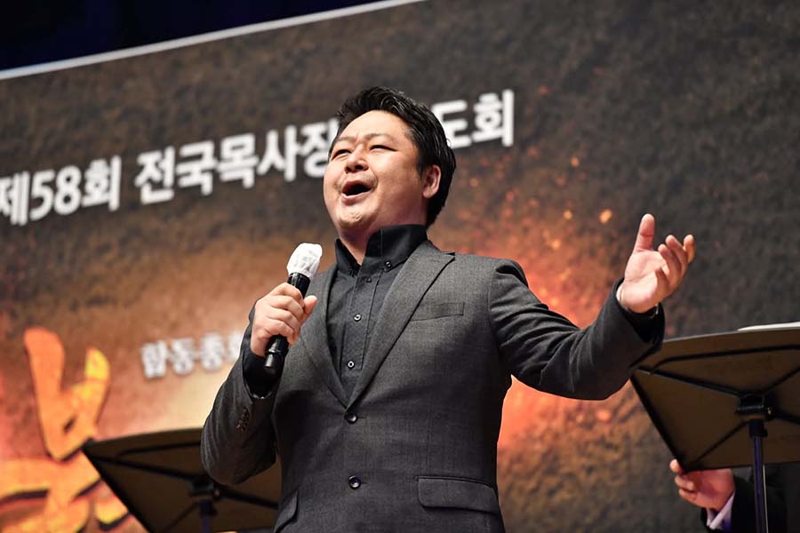 ▲새에덴교회에서 열린 목사장로기도회 중 &lsquo;불의 연대기&rsquo; 공연이 진행되고 있다.