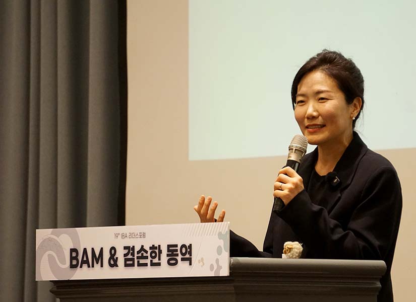▲진희경 목사가 오프닝 예배에서 메시지를 전하고 있다. ⓒIBA