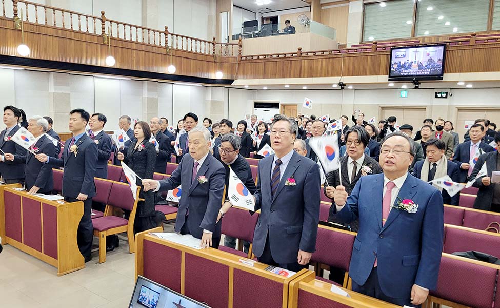 ▲윤성원 목사(앞줄 맨 오른쪽), 정근모 장로(앞줄 오른쪽에서 세 번째) 등이 태극기를 흔들며 애국가를 부르고 있다. ⓒ이대웅 기자