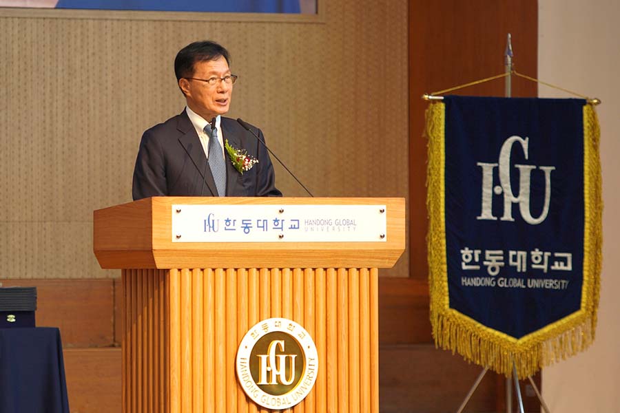 ▲개교 기념식사 중인 최도성 총장. ⓒ한동대