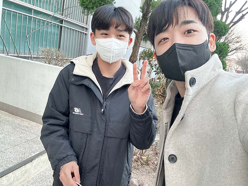 ▲이세종 목사가 학생 집앞으로 찾아간 모습.