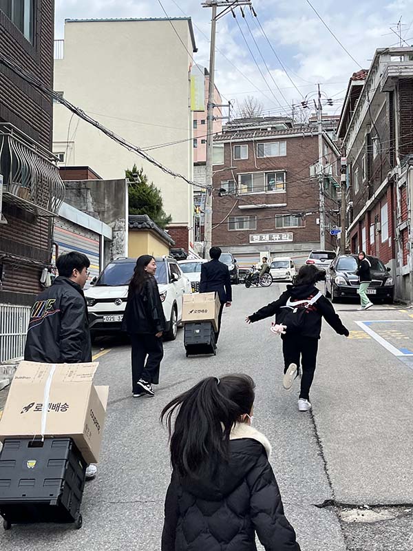 ▲류 목사가 비장애인들과 비탈길에서 이동하는 모습. ⓒ류한승 목사