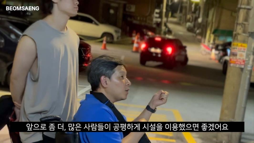 ▲바깥에서 류 목사가 장애인 이동권에 대해 이야기하는 모습. ⓒ류한승 목사