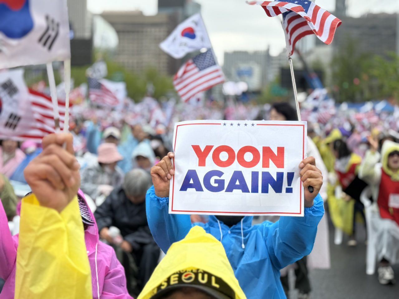 ▲&lsquo;윤어게인&rsquo; 팻말을 들고 구호를 외치는 참석자들.
