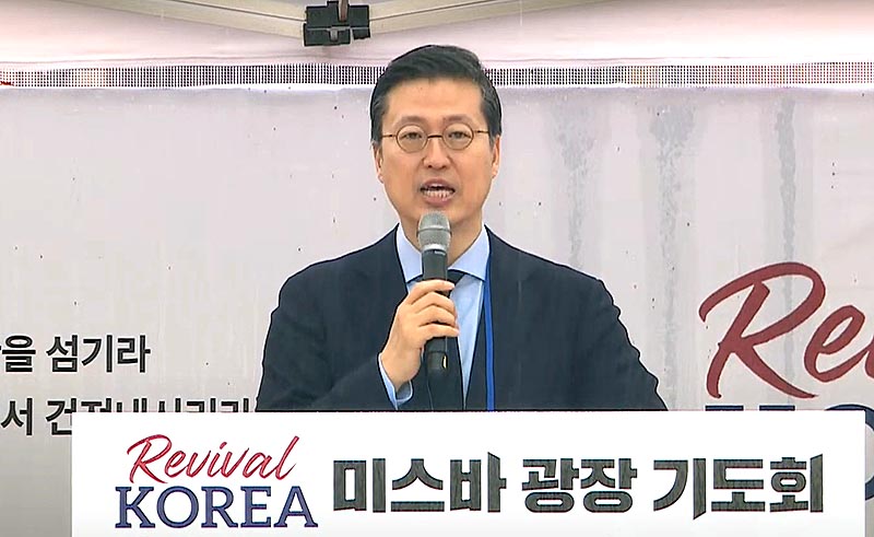 ▲이태희 목사(그안에진리교회)는 “회개를 통해 한국교회 가운데 ‘영적 각성’이 일어나게 되고, 한국 사회 가운데에는 진정한 ‘사회 개혁’이 일어나게 되는 것, 그것이 바로 이 민족을 향한 하나님의 뜻”이라고 강조했다. ⓒ유튜브 캡처