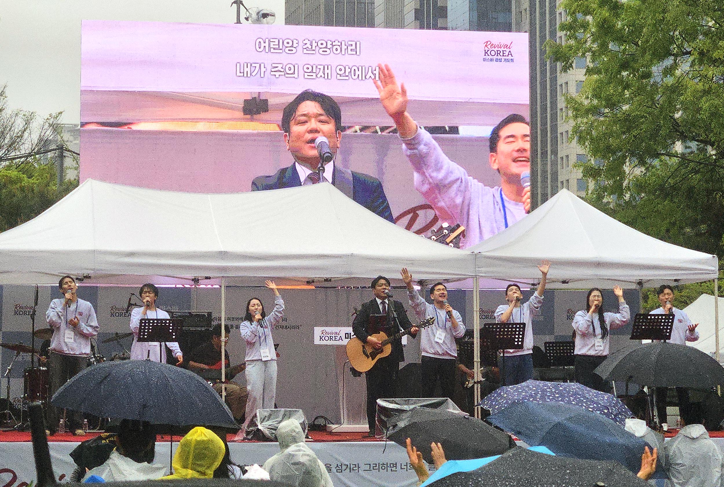 ▲6.3 대선을 앞두고 한국교회의 회개와 회복, 부흥을 위해 기도하는 ‘리바이벌코리아 미스바 광장 기도회’가 19일 오후 서울 여의도 한국산업은행 앞 광장에서 개최됐다. ⓒ리바이벌코리아