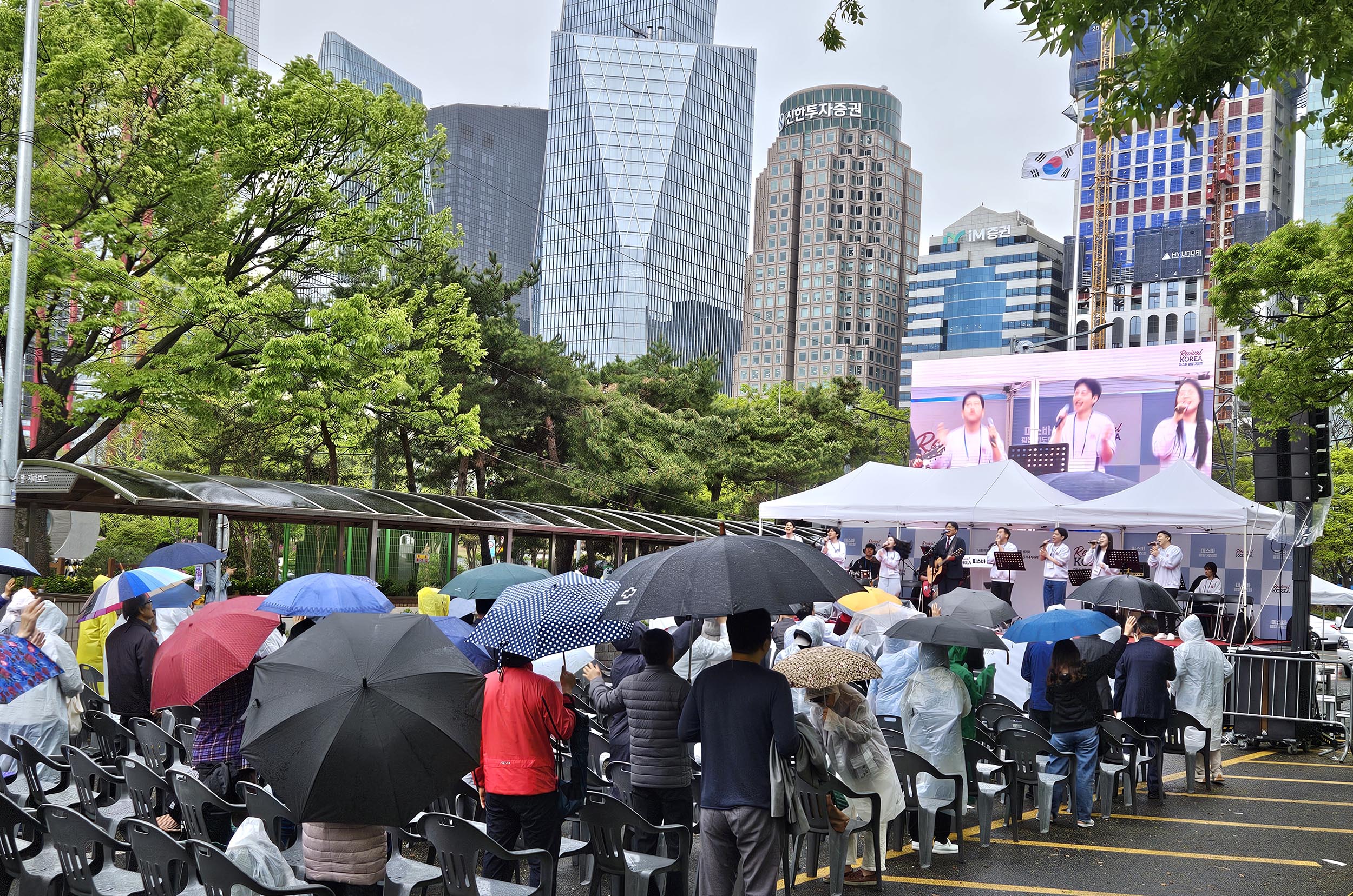 ▲6.3 대선을 앞두고 한국교회의 회개와 회복, 부흥을 위해 기도하는 ‘리바이벌코리아 미스바 광장 기도회’가 19일 오후 서울 여의도 한국산업은행 앞 광장에서 진행되고 있다. ⓒ리바이벌코리아