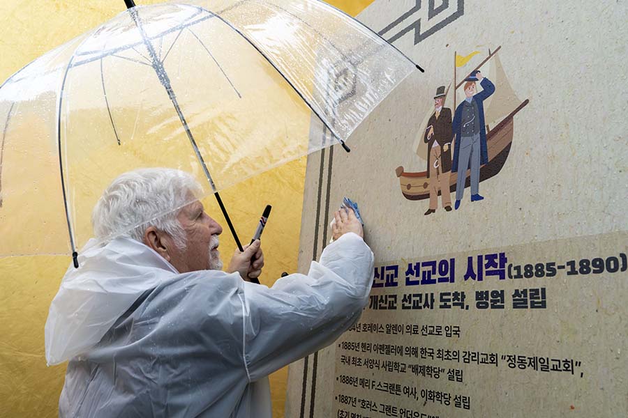 ▲포토월에 서명하는 언더우드 선교사 4대손 피터 언더우드. ⓒCTS