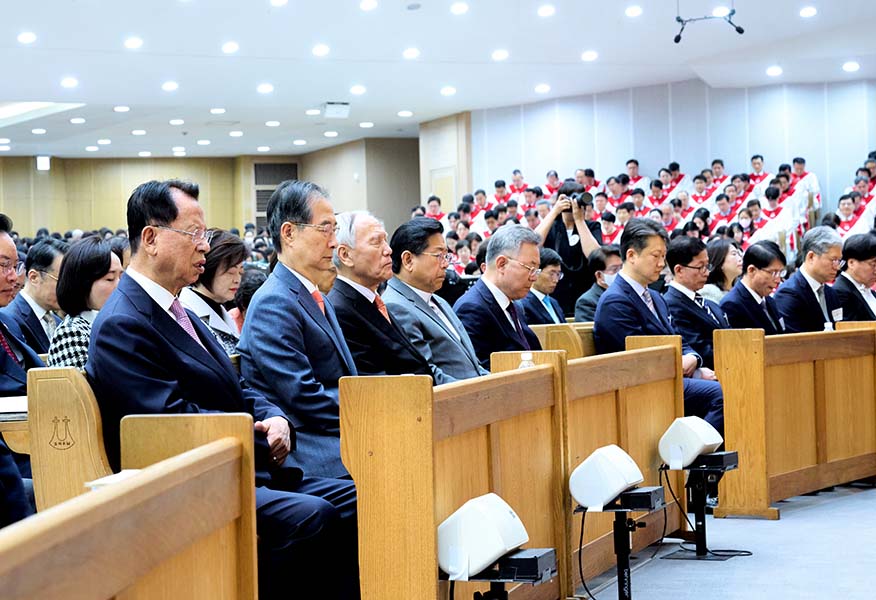 ▲(앞줄 왼쪽부터) 김삼환 원로목사, 한덕수 권한대행 등이 기도하고 있다. ⓒ명성교회