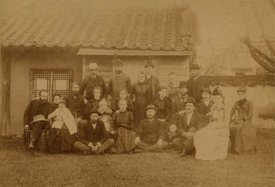 ▲1893년 촬영한 미국 북장로회 내한 선교사들 모습. 무어 선교사 부부가 둘째 줄 맨 오른쪽 의자에 앉아 있다. ⓒkich.org