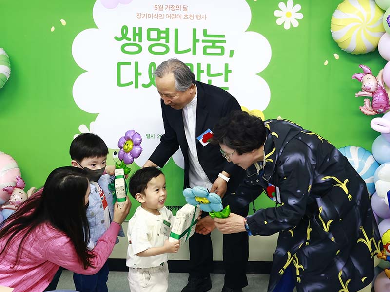 ▲기증인 유가족이 준비한 선물을 받는 심장이식 어린이들. ⓒ운동본부