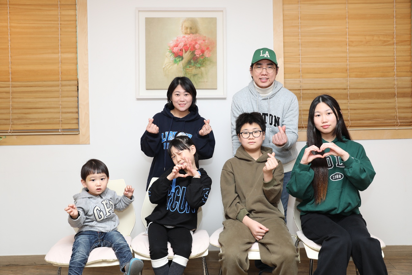 ▲김삼환&middot;권은혜 부부는 &ldquo;난방비는 아껴도, 가정은 늘 따뜻하다&rdquo;며 웃음을 지었다. 네 자녀와 함께 사는 이 가정은 매일이 전쟁 같지만, 하나님께서 주신 공동체인 가정이 세상 어떤 곳보다 소중하다고 고백했다. ⓒ용인 기쁨의교회