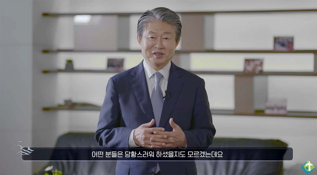 ▲이규현 목사가 성도들에게 50주년 흩어지는 예배에 대해 설명하고 있다. ⓒ유튜브