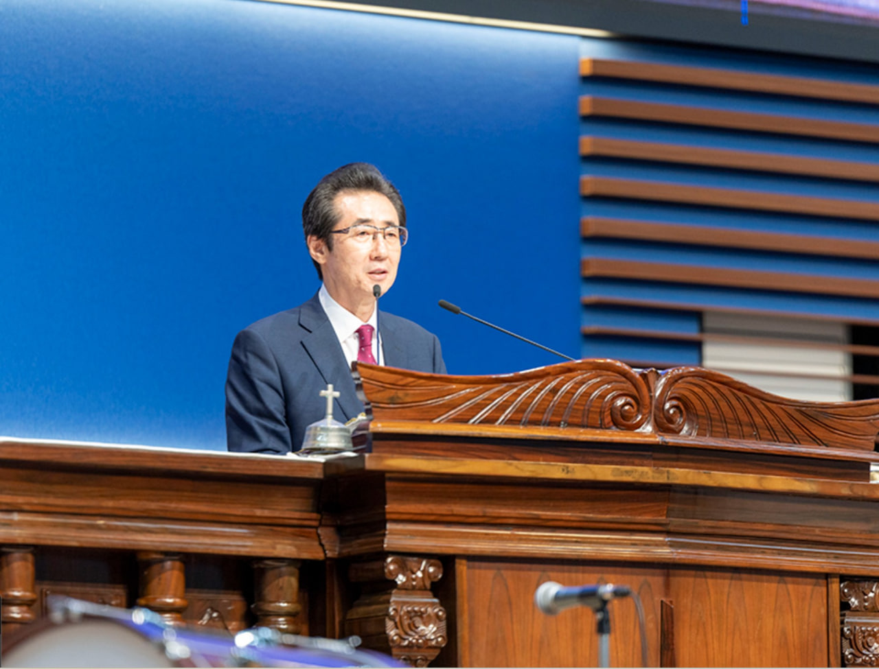 ▲총회장 김규완 목사가 평강제일교회 임시당회장 변제준 목사를 소개하고 있다.