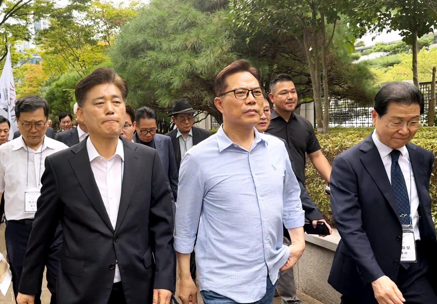 ▲세계로교회 손현보 목사(가운데)가 얼마 전 구속 직전 영장실질심사를 받기 위해 부산지법으로 향하는 모습. ⓒ크투 DB